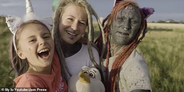 tho xam hinh nho tuoi nhat the gioi hoc viec tu tuoi tap di