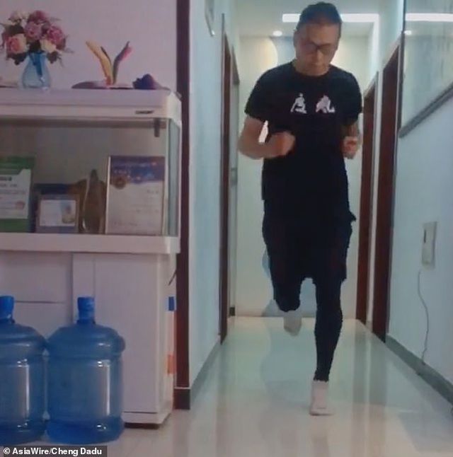 trung quoc giua dich corona van dong vien marathon chay 50km ngay trong can ho