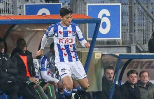 Văn Hậu hết cửa ra sân ở trận gặp Feyenoord