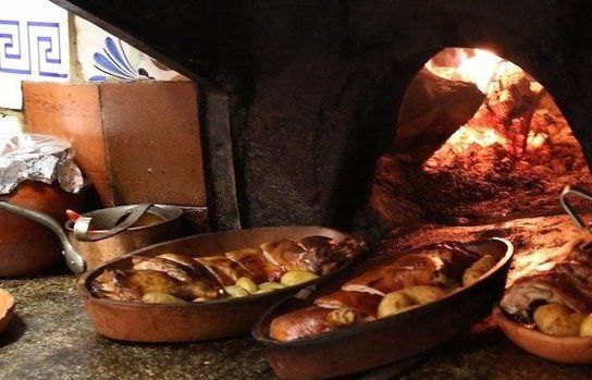 Nhà hàng yêu thích của nhà văn E. Hemingway suốt gần 300 năm đốt lò liên tục không tắt