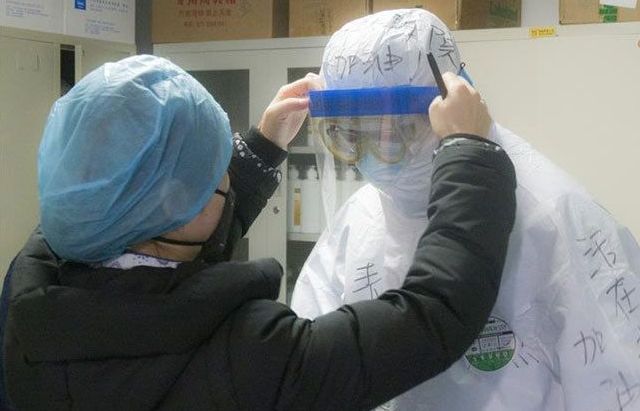 Hình ảnh các y bác sĩ ở Vũ Hán tự chống lây nhiễm Covid-19