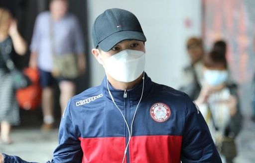 Công Phượng và đồng đội đeo kín khẩu trang khi đến Singapore