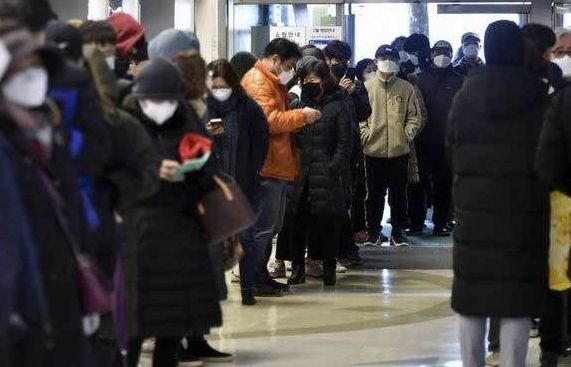 Hình ảnh người dân châu Á xếp hàng dài 'miên man' mua khẩu trang