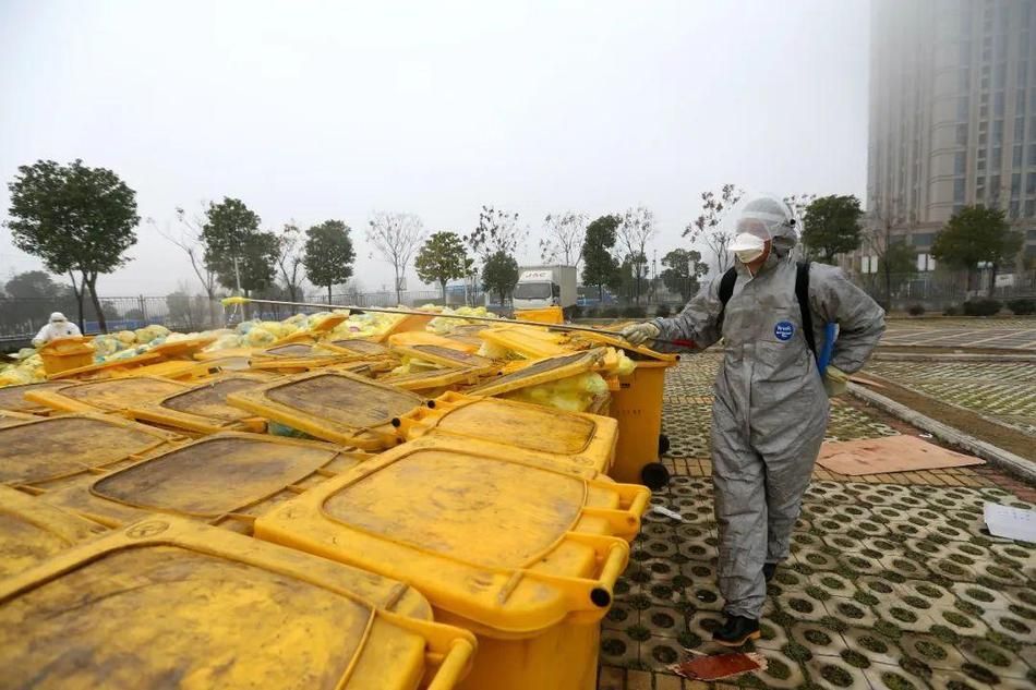 dich covid 19 hinh anh nhan vien y te vu han vat va don rac thai benh vien