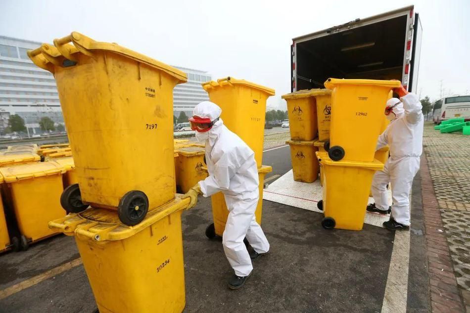 dich covid 19 hinh anh nhan vien y te vu han vat va don rac thai benh vien