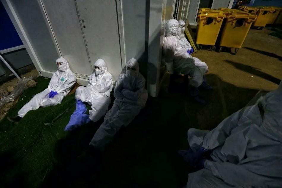 dich covid 19 hinh anh nhan vien y te vu han vat va don rac thai benh vien