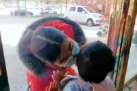 cuoc doan tu xuc dong cua me con bac si sau thoi gian xa cach vi covid 19