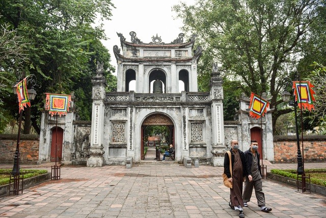 Từ khi dịch bệnh Covid-19 quay trở lại, ngành du lịch Hà Nội cũng bị ảnh hưởng nặng nề. Cụ thể, các điểm tham quan, du lịch nổi tiếng trong thành phố như: Văn Miếu Quốc Tử Giám, Hoàng Thành Thăng Long, Nhà tù Hỏa Lò, chùa Trấn Quốc…  đều ảm đạm, thưa thớt một vài du khách ghé tham quan chụp ảnh rồi vội đi.