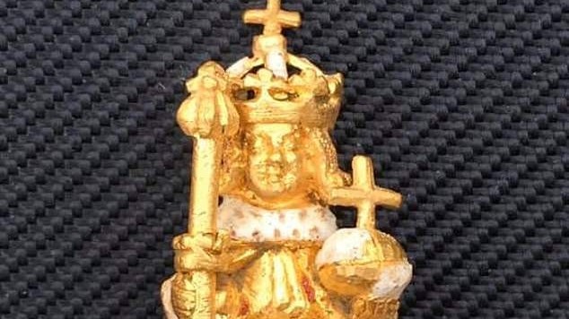 Vô tình đào được tượng vàng cổ trị giá hơn 63 tỷ đồng