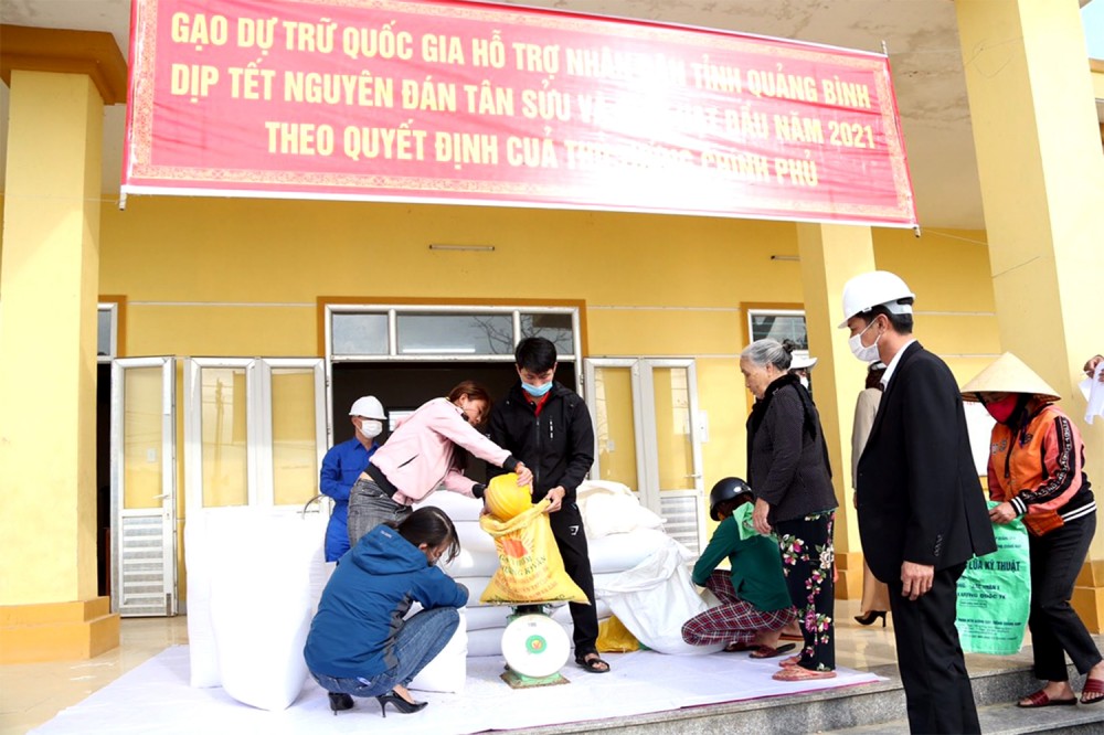 Khẩn trương xuất cấp gạo hỗ trợ người dân kịp thời trong dịp Tết Nguyên đán Tân Sửu năm 2021 Khẩn trương xuất cấp gạo hỗ trợ người dân kịp thời trong dịp Tết Nguyên đán Tân Sửu năm 2021