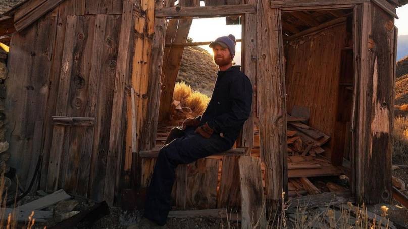 Dùng tiền tiết kiệm cả đời mua thị trấn ma