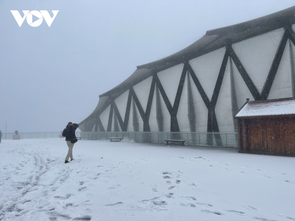 Trước thềm Năm mới, tuyết trắng đỉnh Fansipan