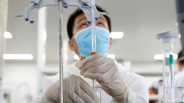 Malaysia đề nghị tiêm vaccine phòng Covid-19 miễn phí cho người nước ngoài