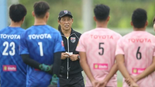 Do dịch Covid-19, HLV Akira Nishino vẫn ở Nhật Bản, đội tuyển Thái Lan hủy tập trung