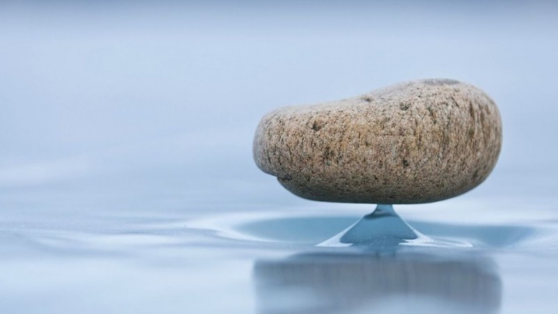 Hồ Baikal: Hiện tượng lạ khiến tảng đá nặng lơ lửng nổi trên mặt nước vào mùa Đông