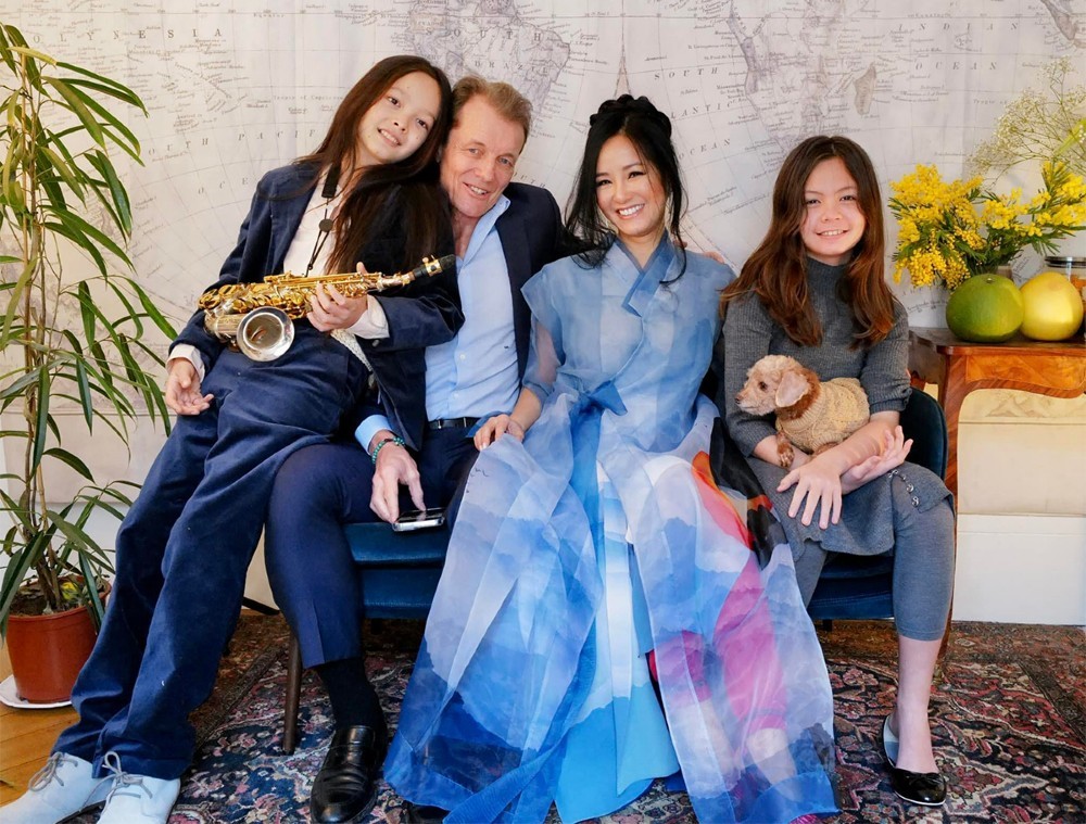 Cuộc sống thơ mộng của mẹ con ca sĩ Hồng Nhung ở Paris