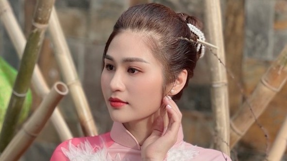 BTV Minh Trang đời thường rực rỡ áo dài đi chùa đầu năm