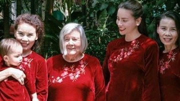 Mỹ nhân Việt xinh đẹp khi diện đồ đôi bên mẹ