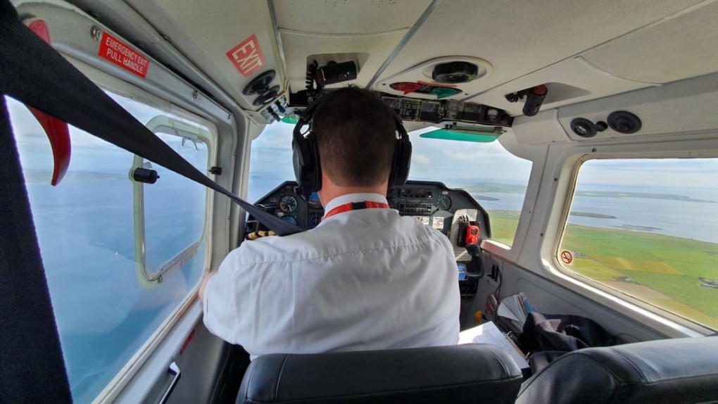 Theo sách kỷ lục thế giới Guinness, khoảng cách giữa hai đảo Westray và Papa Westray tầm 2,7 km. Còn chuyến bay thương mại giữa hai hòn đảo này là hành trình ngắn nhất thế giới với thời gian di chuyển khoảng 2 phút 40 giây.