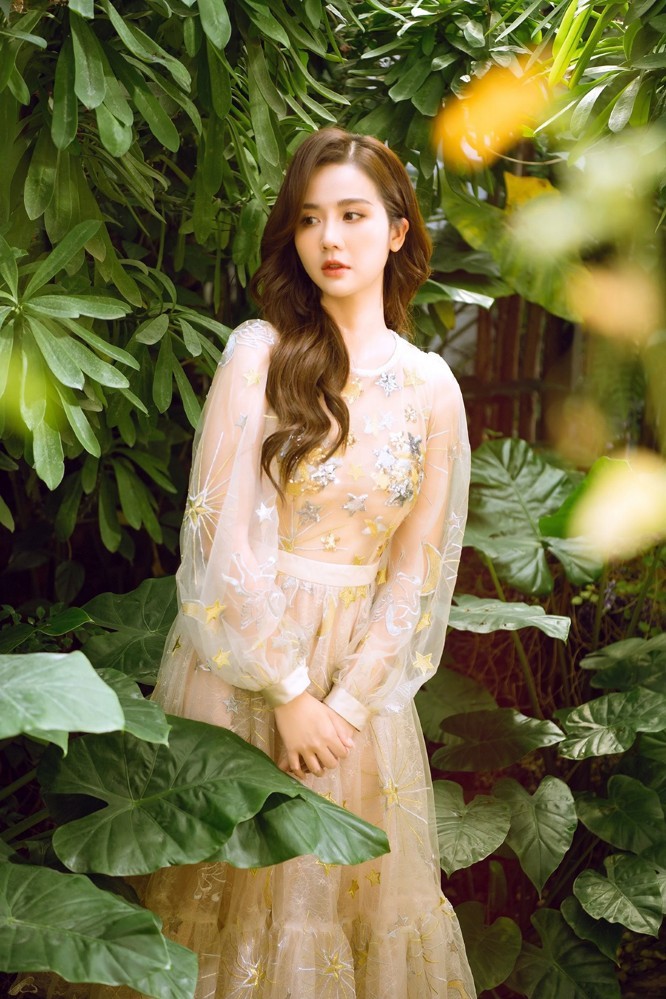 Thương ngày nắng về: Nữ diễn viên Huyền Lizzie hóa nàng thơ dạo Xuân