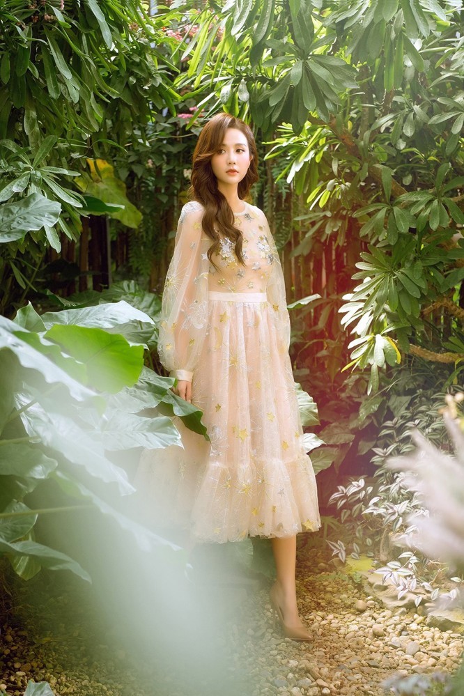 Thương ngày nắng về: Nữ diễn viên Huyền Lizzie hóa nàng thơ dạo Xuân