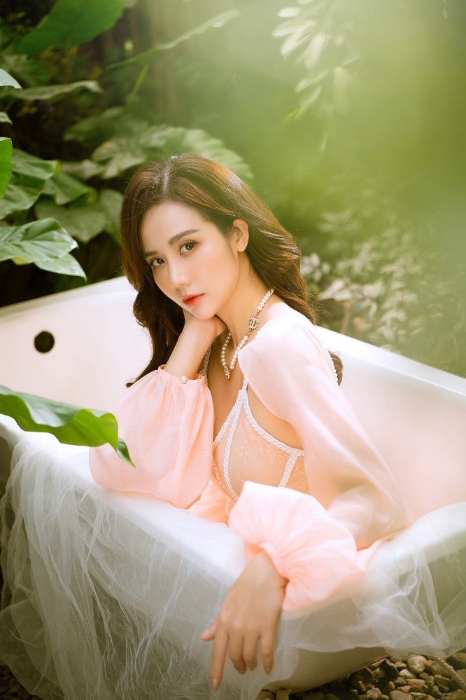 Thương ngày nắng về: Nữ diễn viên Huyền Lizzie hóa nàng thơ dạo Xuân