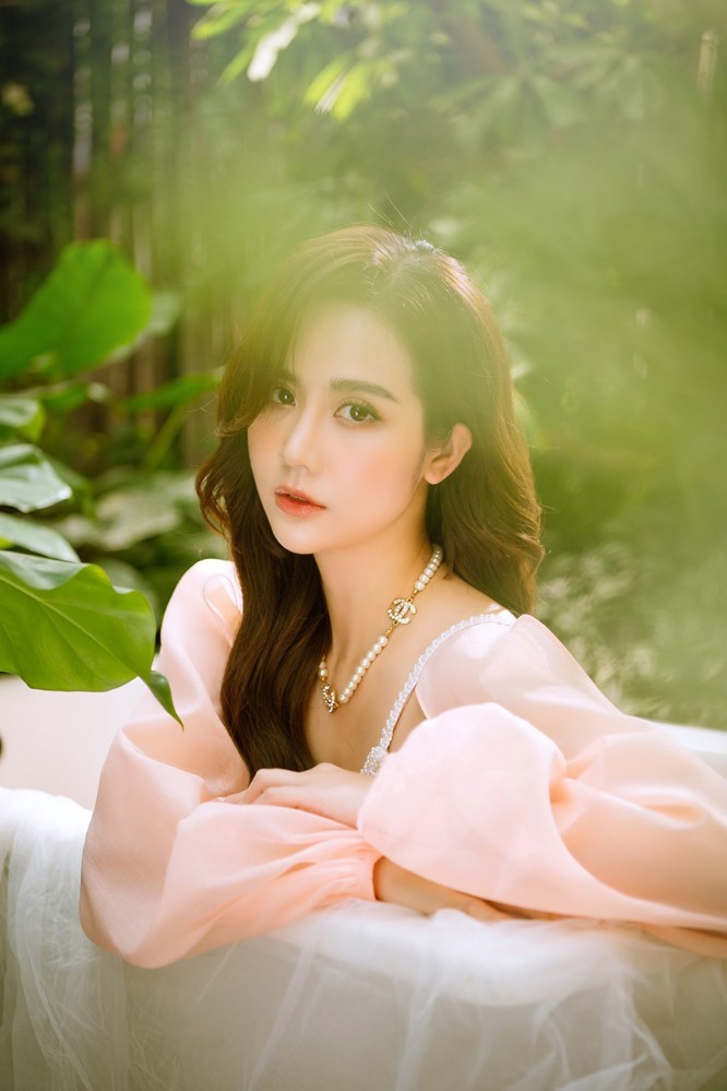 Thương ngày nắng về: Nữ diễn viên Huyền Lizzie hóa nàng thơ dạo Xuân