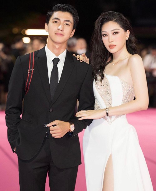 Thời trang đồng điệu của Á hậu Phương Nga và bạn trai - diễn viên Bình An Thời trang đồng điệu của Á hậu Phương Nga và bạn trai - diễn viên Bình An