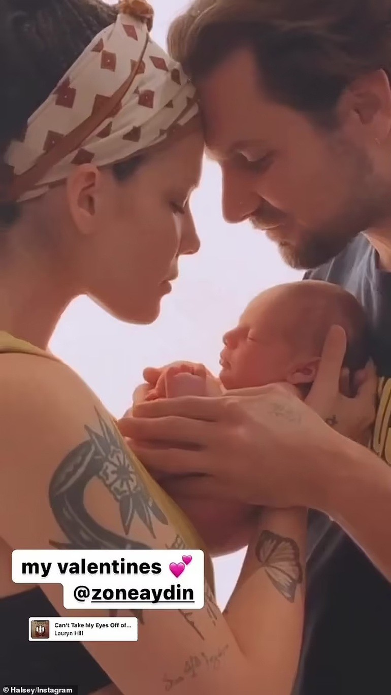 Bạn gái siêu sao Ronaldo và dàn người đẹp thế giới khoe quà ngày Valentine