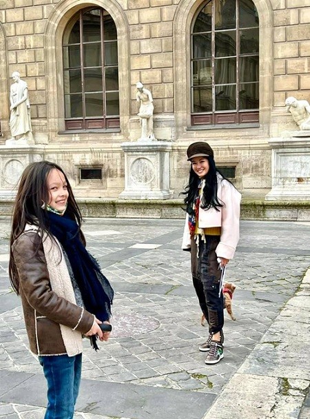 Các con nhận xét trang phục đi thăm bảo tàng của mẹ như bộ đồ 'mặc sửa ống khói'. Tuy nhiên khán giả vẫn khen Hồng Nhung phối đồ trẻ trung, cá tính.