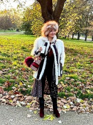 Ca sĩ Hồng Nhung trẻ trung, cá tính với thời trang mùa lạnh ở Pháp