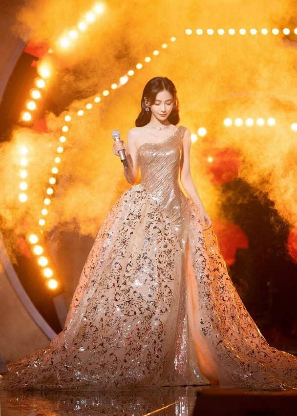 Baby mặc váy quây lấp lánh, nhan sắc đẹp nổi trội. Cô đeo bông tai trị giá 300.000 NDT (hơn 47.000 USD). Trang phục của cô nằm trong bộ sưu tập thời trang cao cấp xuân hè 2022 của Georges Hobeika.