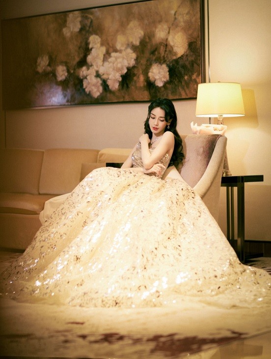 Angelababy trong hậu trường buổi tiệc.