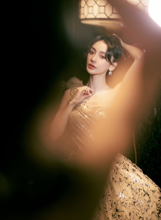 Angelababy là diễn viên, người mẫu ảnh được quan tâm tại Trung Quốc. Cô đóng nhiều phim như 'Lần đầu tiên', 'Địch Nhân Kiệt', 'Cô phương bất tự thưởng', 'Cô dâu đại chiến'... Dù vậy, năng lực diễn xuất của người đẹp không được ghi nhận.