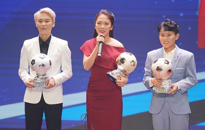 Quả bóng bạc nữ được trao cho tiền đạo Hải Yến (áo trắng). Tiền vệ Nguyễn Thị Bích Thùy - người ghi bàn ấn định chiến thắng 2-1 cho tuyển Việt Nam trong trận đấu với Đài Loan, qua đó mang về tấm vé dự World Cup 2023, giành Quả bóng đồng.
