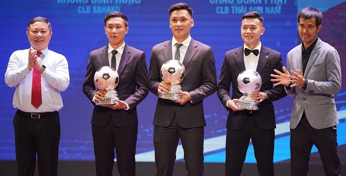 Ở hạng mục futsal, không nằm ngoài dự đoán, Quả bóng vàng thuộc về thủ môn Hồ Văn Ý (giữa) sau màn trình diễn ấn tượng tại vòng chung kết FIFA Futsal World Cup 2022. Châu Đoàn Phát (thứ hai từ phải qua) đoạt Quả bóng bạc và Nguyễn Minh Trí giành Quả bóng đồng.