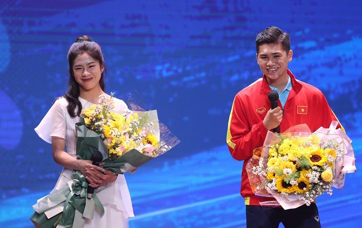 Do dịch bệnh, năm nay, ban tổ chức cắt giải thưởng cầu thủ trẻ xuất sắc. Thay vào đó, tiền vệ Thanh Nhã của tuyển nữ Việt Nam và cầu thủ Nhan Gia Hưng của tuyển futsal được mời lên nhận hoa, giao lưu cùng khán giả.