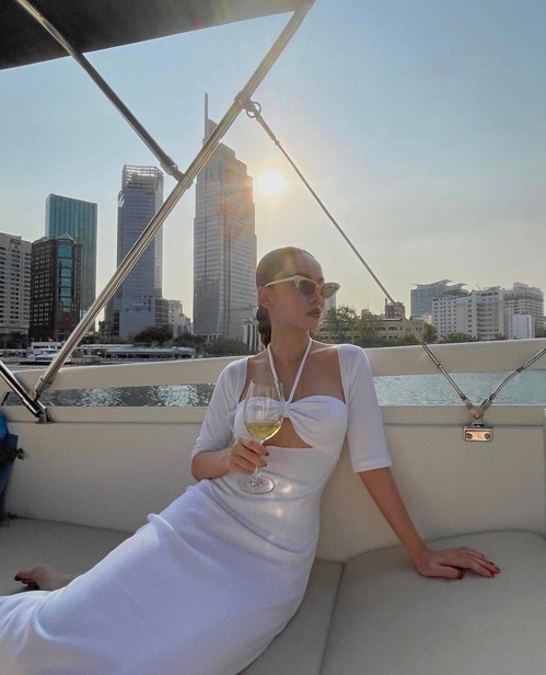 Sao Việt chọn tông trắng khi dự tiệc trên du thuyền tại Sài Gòn