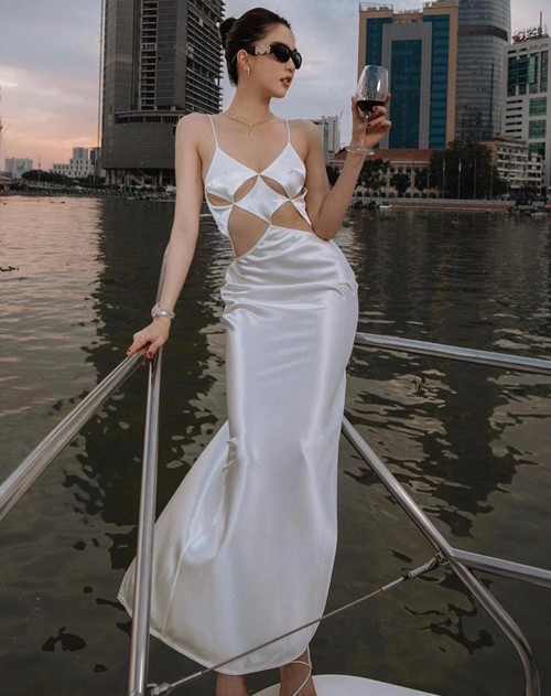 Sao Việt chọn tông trắng khi dự tiệc trên du thuyền tại Sài Gòn