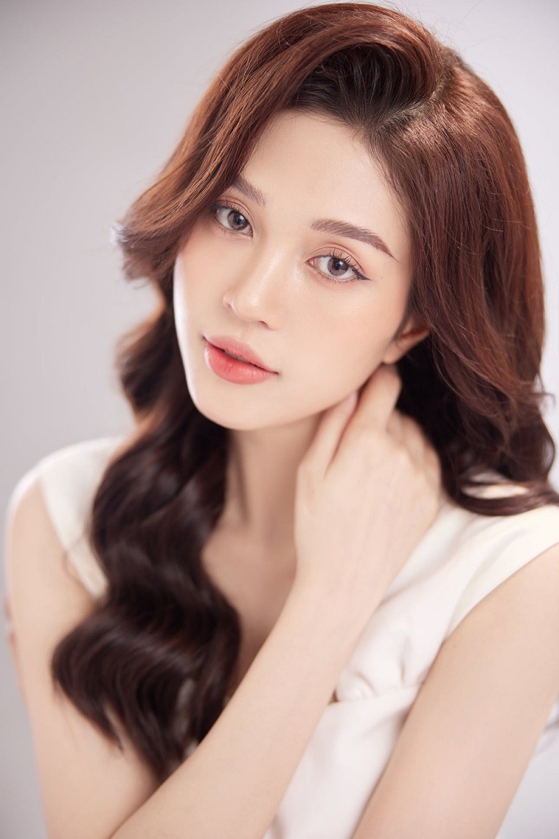 Trần Ngọc Anh sinh năm 1995, từng là Hoa khôi của Đại học Khoa học Xã hội và Nhân văn. Cô được ban tổ chức lễ trao giải Quả bóng vàng 'chọn mặt gửi vàng' nhờ nhan sắc xinh đẹp, lối dẫn duyên dáng và kiến thức phong phú về thể thao.