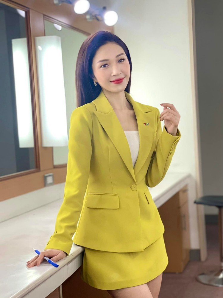 Mỗi khi lên sóng, cô thường chọn trang phục công sở kín đáo với màu sắc nổi bật tạo cảm giác trẻ trung, tươi vui.