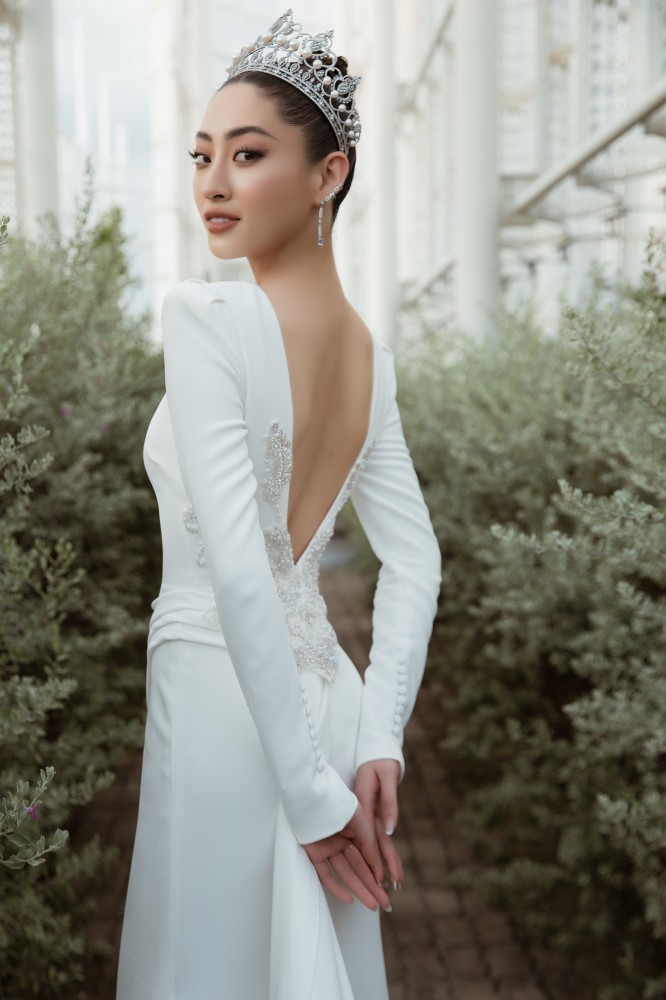 Mẫu đầm mang tên Katheryn sử dụng chất liệu vải crepe thượng hạng, nét độc đáo được thể hiện qua phần chân váy dài có thể tháo rời.