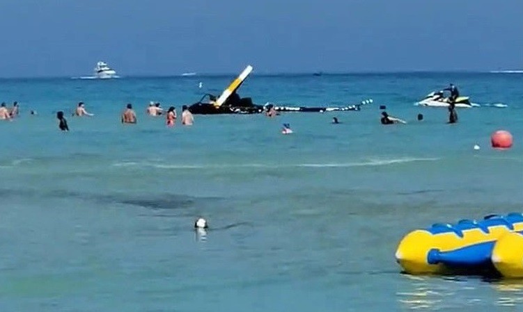 Mỹ: Máy bay trực thăng gặp sự cố, rơi xuống bãi biển đông người Mỹ: Máy bay trực thăng gặp sự cố, rơi xuống bãi biển đông người