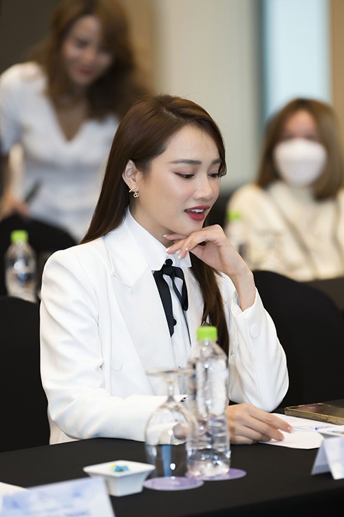 Sự kiện có Nhã Phương nói về chủ đề mẹ và bé. Cô hào hứng góp mặt vì cũng đang trong giai đoạn chăm sóc con nhỏ. Nữ diễn viên cho biết cô và ông xã đều bận rộn nên không thể dành toàn thời gian cho con, nhưng cố gắng sắp xếp để bên bé nhiều nhất có thể. Ngoài ra, cô cố gắng làm việc nhằm tạo dựng nguồn kinh tế vững vàng để chuẩn bị cho tương lai của con.