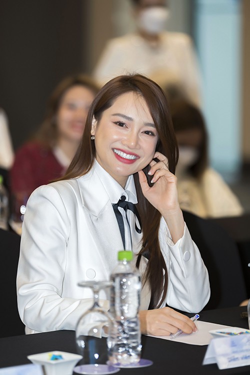 Bà mẹ một con tiết lộ cô tận dụng sự hỗ trợ từ người thân và người giúp việc để chăm con tốt nhất. Nhờ vậy, khi về nhà, cô có khoảng thời gian nghỉ ngơi hồi sức sau một ngày làm việc vất vả.