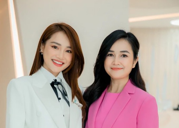 Bích Trâm diện suit hồng cánh sen, nổi bật bên em gái Nhã Phương cũng chọn phong cách thanh lịch. Cô cho biết ra thủ đô dịp này để ủng hộ em chủ trì chương trình trong vai trò Phó chủ tịch công ty. Bích Trâm luôn theo sát Nhã Phương từ khi bà xã Trường Giang vào học Đại học Sân khấu Điện ảnh TP HCM. Sau này, cô cũng quản lý, sắp xếp công việc giúp em gái.