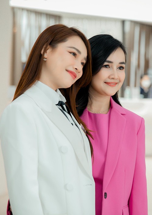 Hai chị em tạo dáng tình cảm trước ống kính. Diễn viên Nhã Phương bày tỏ niềm tự hào khi có chị cả xinh đẹp, tháo vát, giỏi kiếm tiền. Bích Trâm hiện kinh doanh lĩnh vực làm đẹp ở TP HCM. Cô kết hôn năm 2009 và sinh được hai con.  Ngoài Bích Trâm, Nhã Phương có một chị gái và một em gái nữa. Chị gái thứ hai của cô tên Bảo Yến, hiện định cư nước ngoài, còn em út Phương Anh đã lập gia đình, sống tại TP. Hồ Chí Minh.