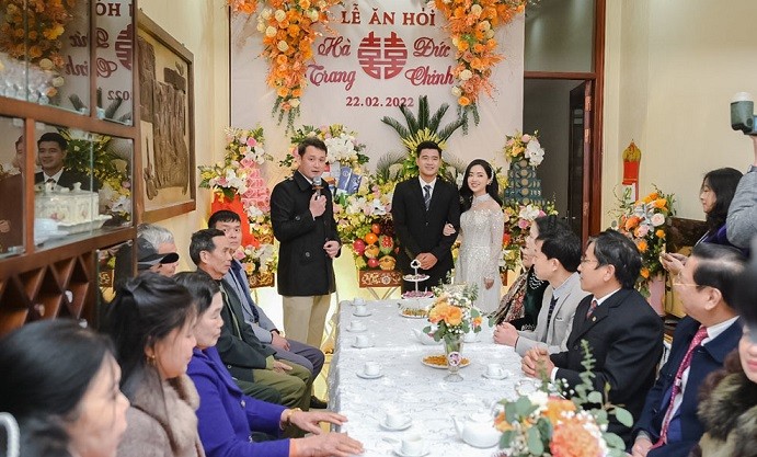 Bạn gái tiền đạo Hà Đức Chinh xinh lung linh trong lễ ăn hỏi