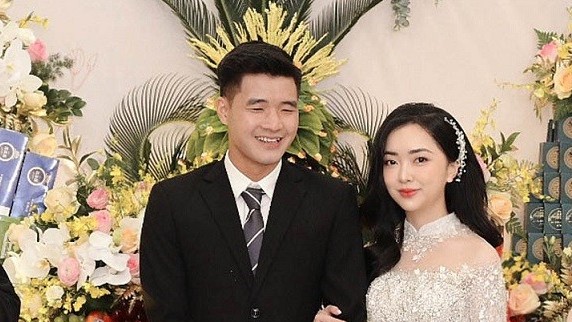 Bạn gái tiền đạo Hà Đức Chinh xinh lung linh với áo dài lễ ăn hỏi