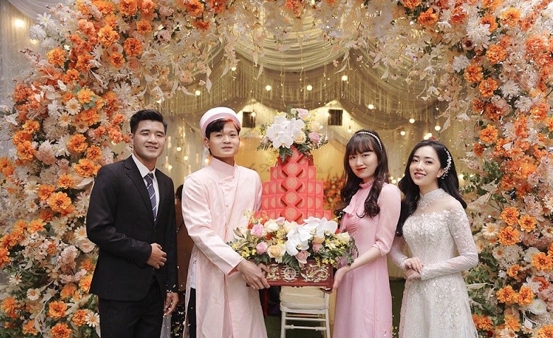 Bạn gái tiền đạo Hà Đức Chinh xinh lung linh trong lễ ăn hỏi